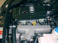 Abbildung des Motorraum des Audi A4 Turbo mit Autogas - Komponenten von Zavoli